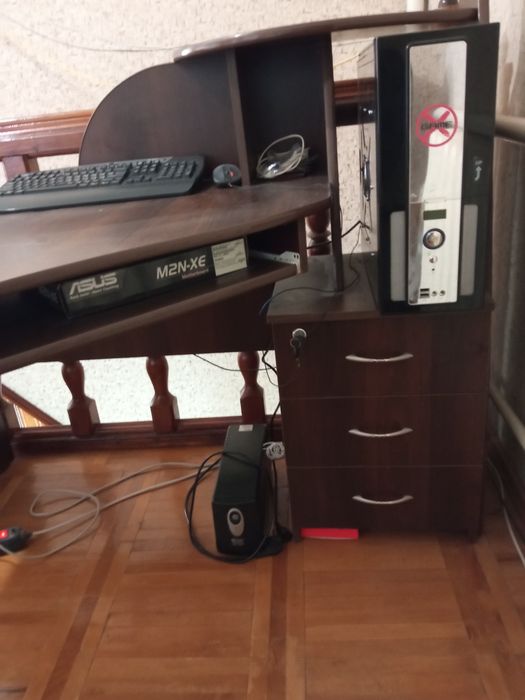 Продам комп'ютерний стіл недорого.