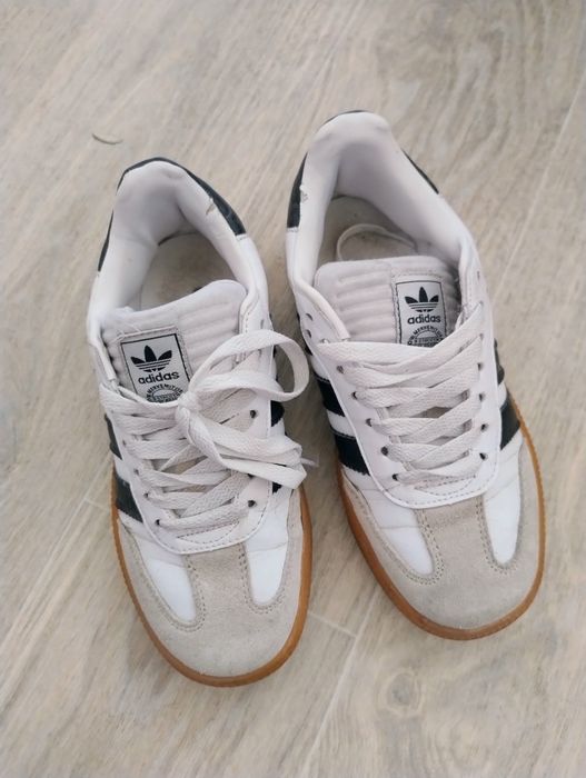 Adidas кросівки  37.5 р