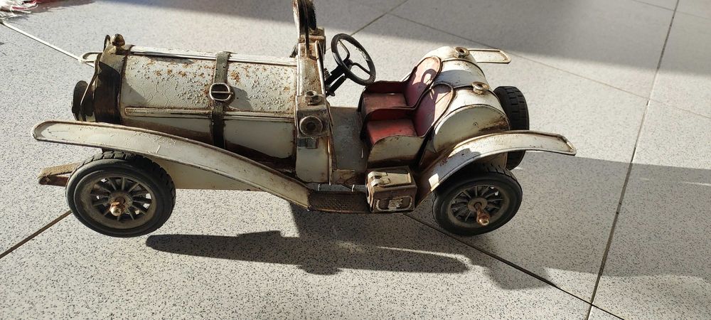 Peça decorativa réplica de calhambeque branco