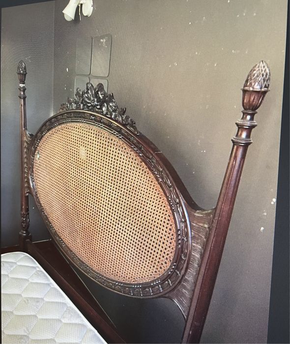 Cama solteiro trabalhada em  madeira maciça