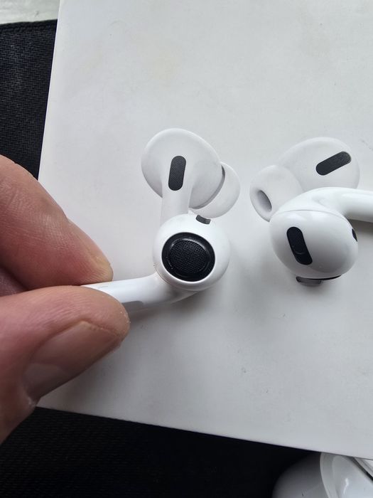 AirPods Pro оригинал (хриппят наушники)