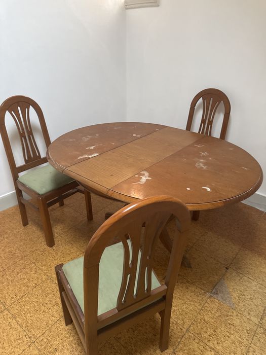 Dou mesa de sala e 3 cadeiras