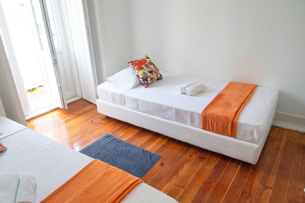Recheio Completo Guest House | 11 Camas + Móveis + TVs | 1.500 €