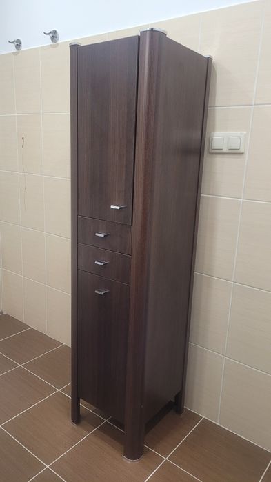 Cersanit, słupek, szafka z umywalką oraz bateria łazienkowa.