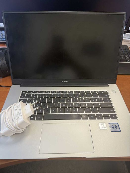Uszkodzony Laptop Huawei Matebook D15 i5-10th / 8Gb / Ładowarka