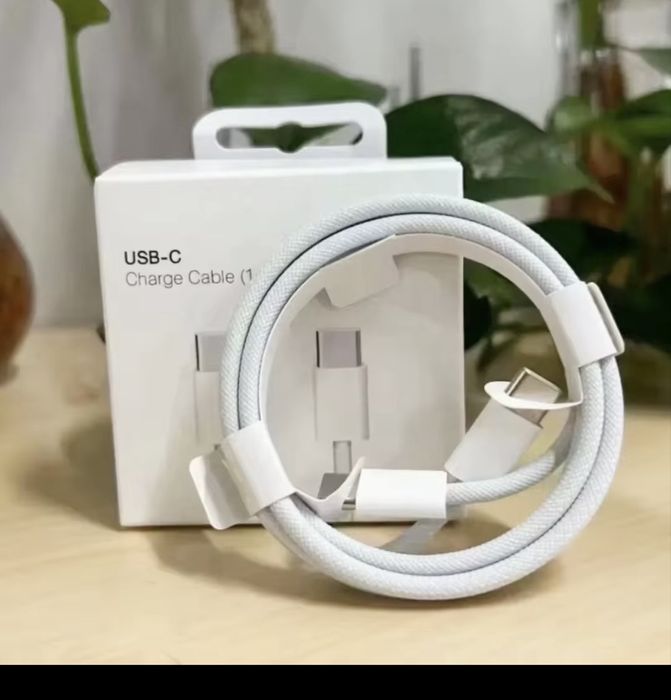 Кабель USB-C на USB-C з підтримкою швидкої зарядки до 60W.