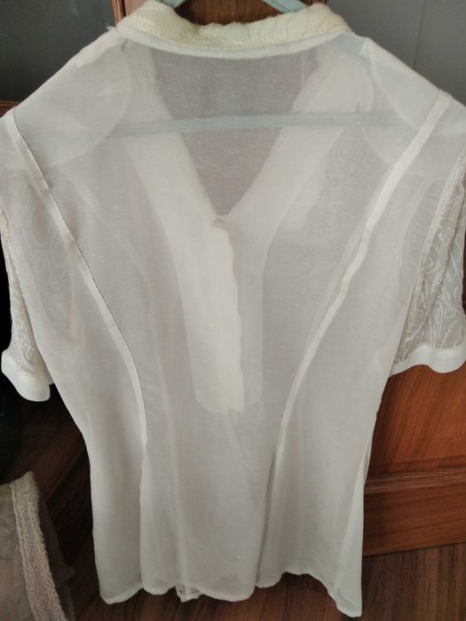 Linda blusa  muito leve com lindos bordados na manga