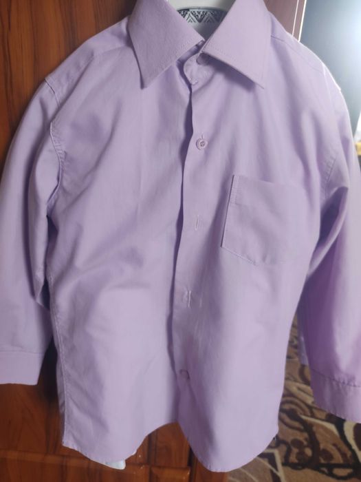 Сорочки для хлопчиків 6-8 рочків. Одна біла, друга фіолетова.