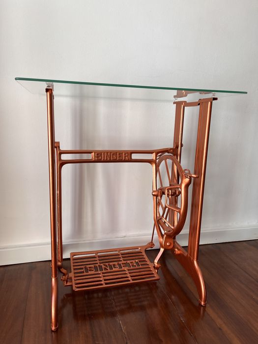 Mesa a partir de base de antiga máquina Singer