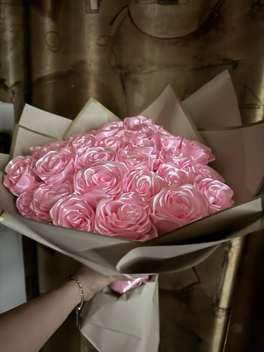 Букети з атласних троянд