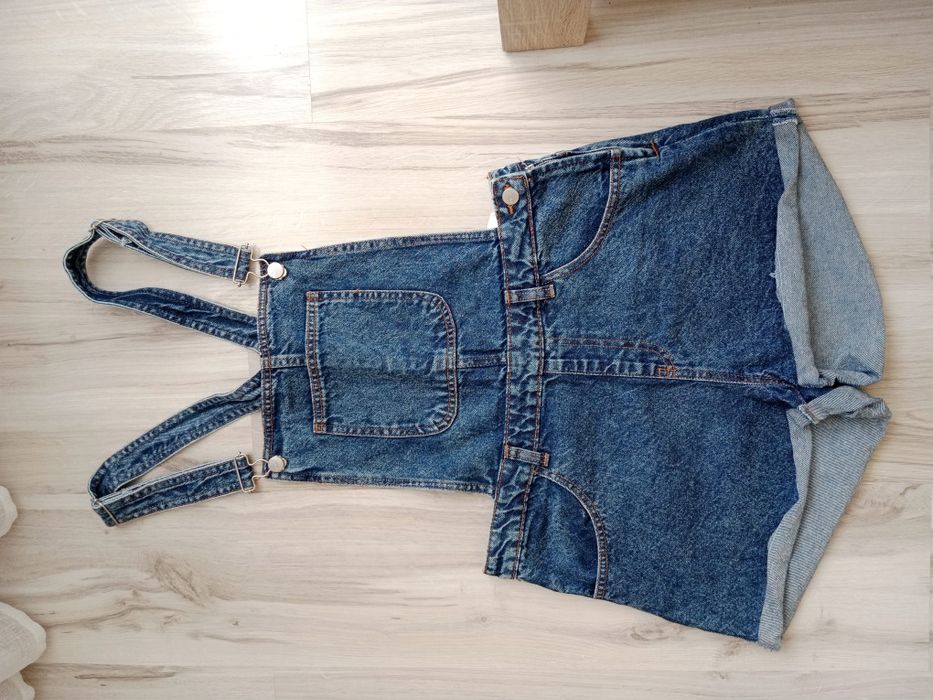 Jeansowe ogrodniczki krótkie spodenki damskie Cropp M