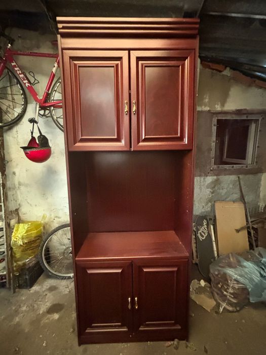 Armário de madeira com 4 portas e espaço para mais