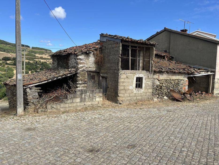 Moradia t2 + t3 e casa em ruinas