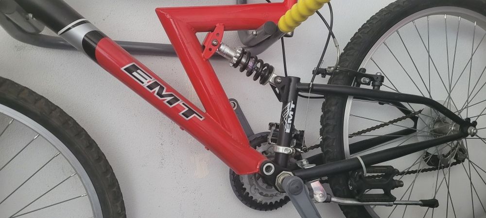 Bicicleta EMT com suspensão