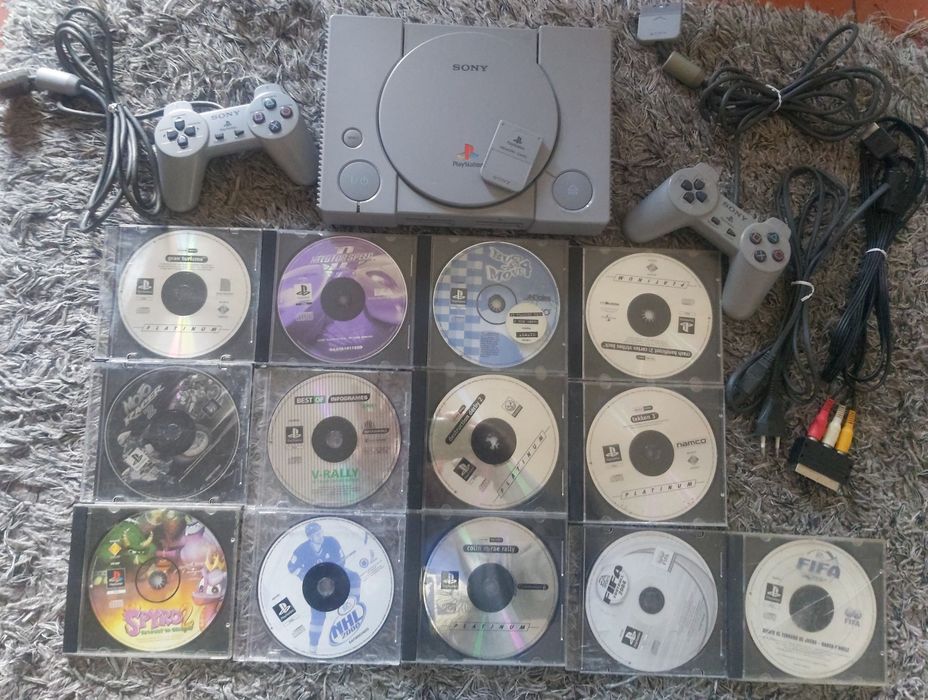 Ps1 fat com vários jogos 2 comandos originais e cartão de memória.