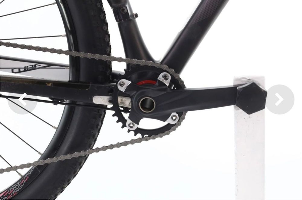 Bike BTT Cube Reaction Pro com rolo de treino
