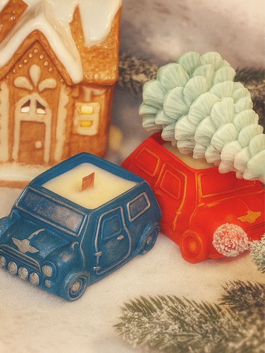 Свічка в кашпо-машинці з ялинкою