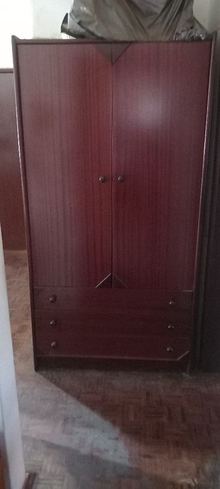 Vendo guarda-fato usado em bom estado 100,00 euros.
A quem estiver interessado o pagamento é efectuado em dinheiro no acto de entrega.