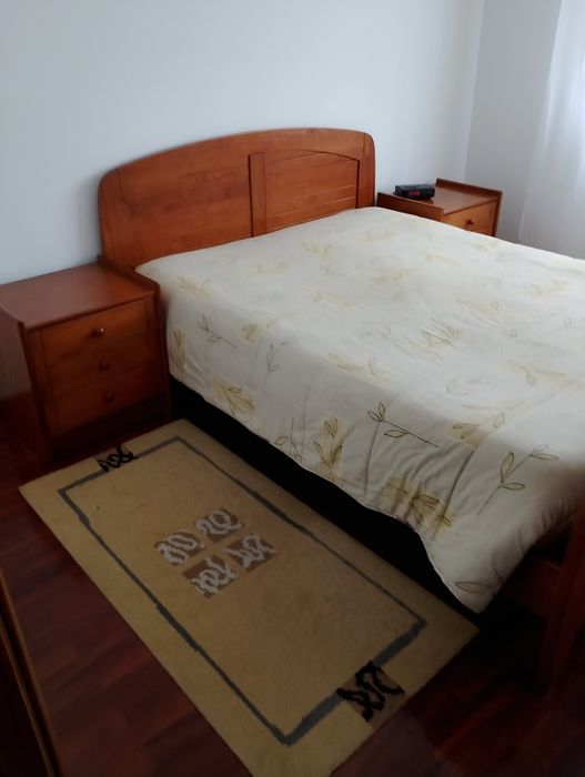 Mobília de quarto com duas mesas de cabeceira ,sem colchão