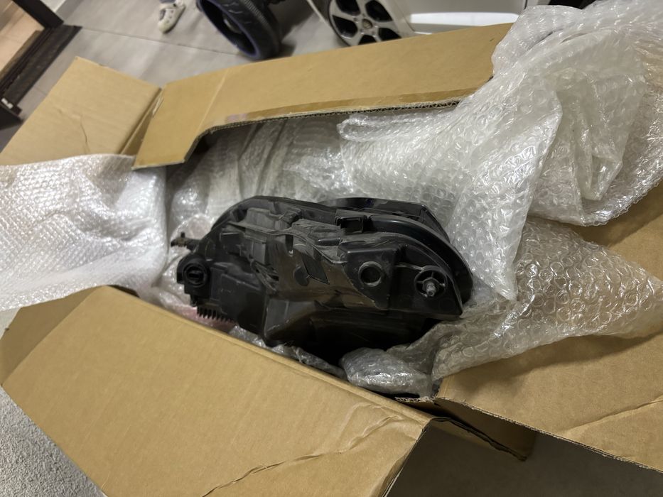 Фара передня права tesla model 3 рест лінзована