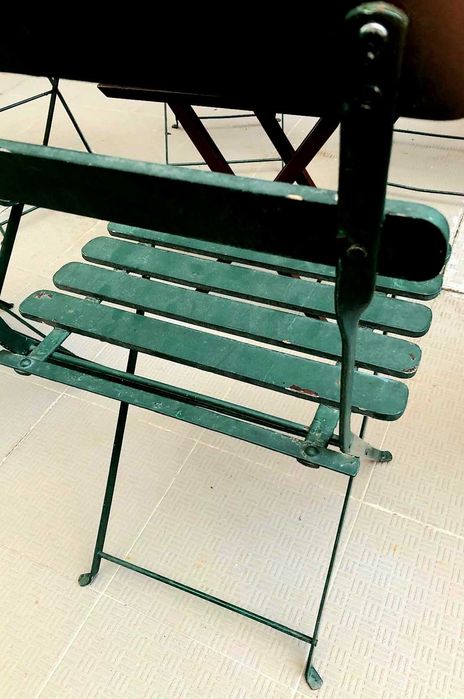 6 Cadeiras de Jardim e 4 mesas de apoio