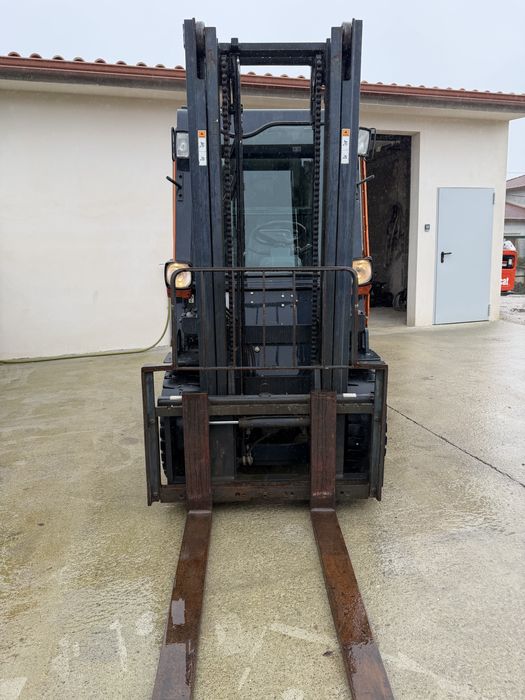 Empilhador Doosan cabinado 3 T