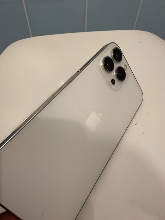 Iphone 13 promax com 81% de bataria e um quebradinho no ecrã mas esta tudo funcionando perfeitamente
