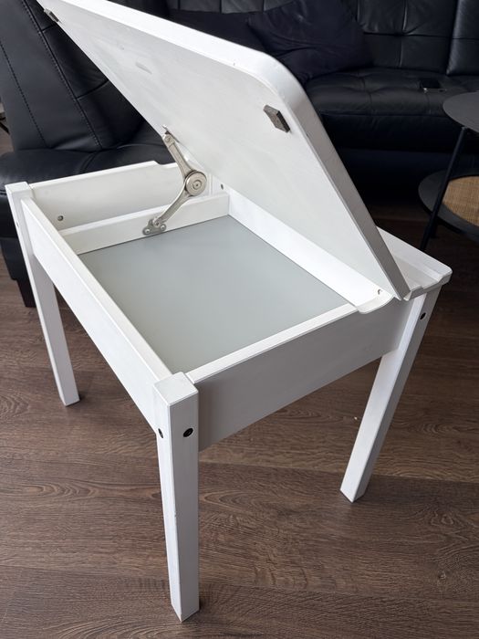 Biurko dla dziecka Ikea Sundvik z charakterystycznym, podnoszonym blatem