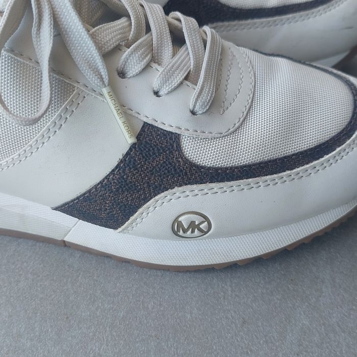 Sapatilhas Michael Kors 36, tom claro,  muito  confortaveis, semi novas.