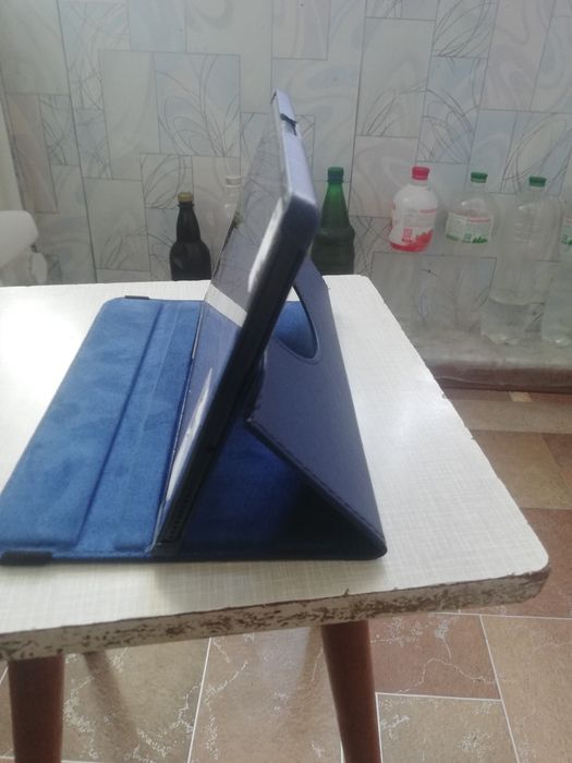 Продам робочий планшет Lenovo Tab K10 (4/64) з чохлом-підставкою