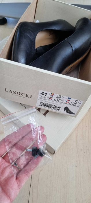 Czarne eleganckie buty na obcasie