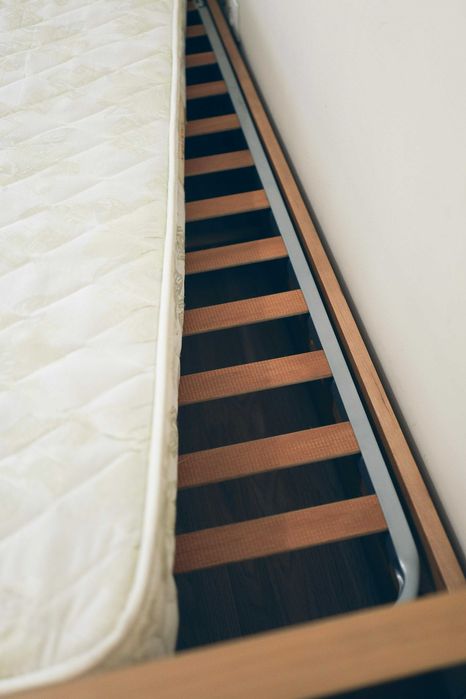 Cama solteiro 95cm x 195 cm+ estrado + colchão como nova!