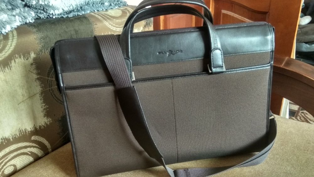 Фірмова сумка - портфель від італійського бренду "Blunauta"