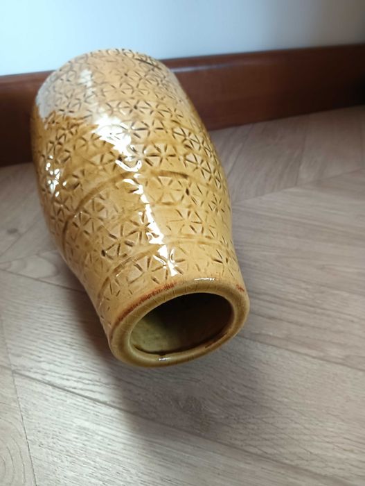 Wazon ceramiczny miodowy ze wzorem
