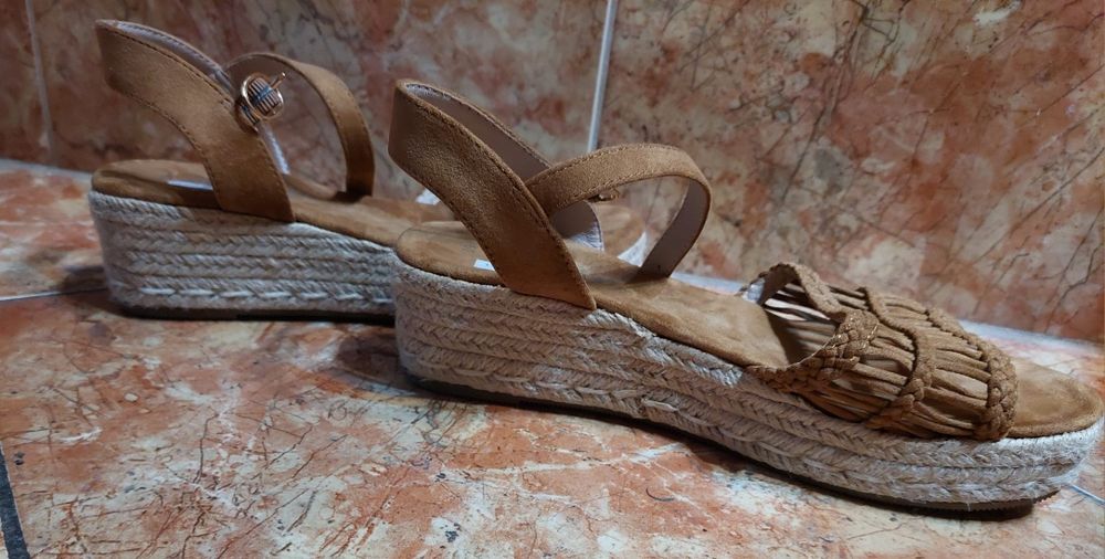 Buty plecione na koturnie