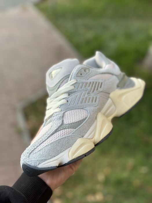 New Balance 9060 light grey жіночі замшеві кросівки світло сірі