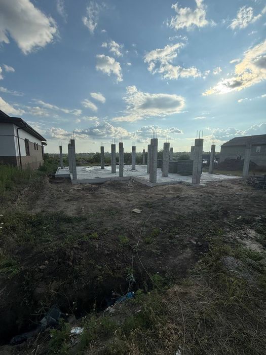 Незавершене будівництво будинку з ділянкою 10 соток