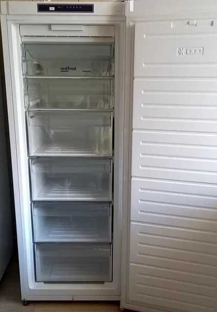 Морозильна камера Vestfrost CMFN144W