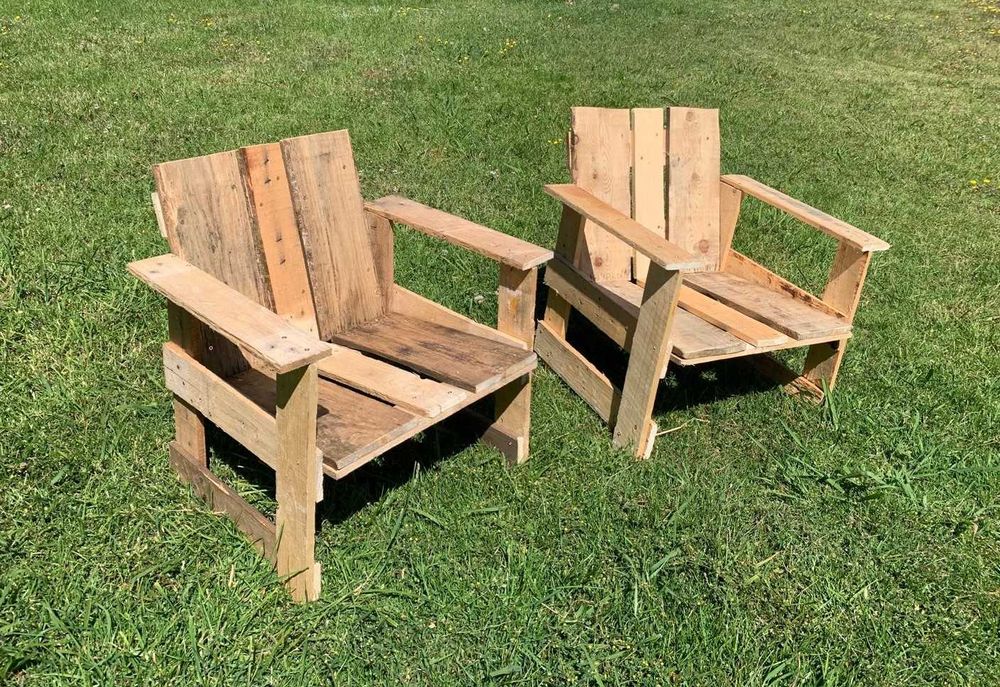 Conjunto para jardim, dois Cadeirões, e uma mesa de apoio