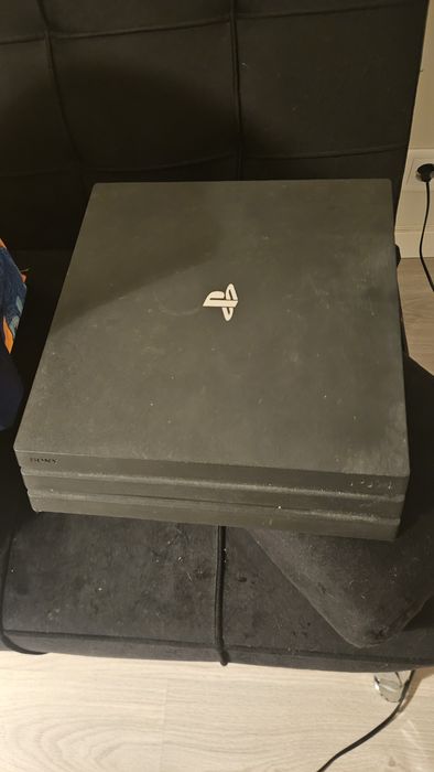 Vendo ps4 pro com 2 comandos e cabos