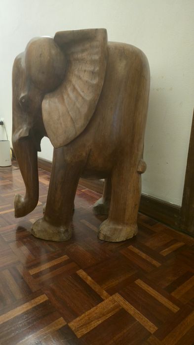 Elefante em Madeira Maciça Esculpido à Mão – Peça Decorativa