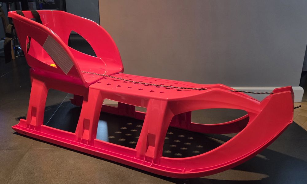 Sanki Tatra z oparciem, czerwone, jak nowe