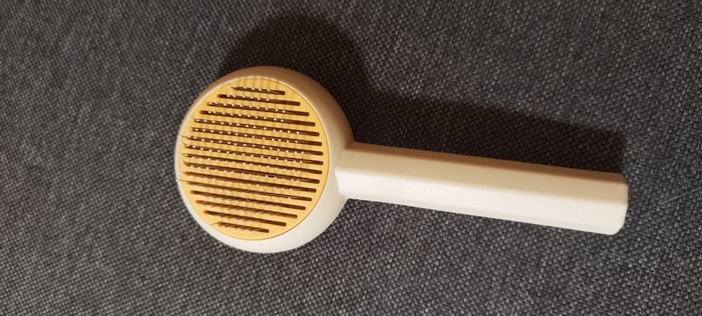 Щітка для вичісування шерсті з самоочисткою