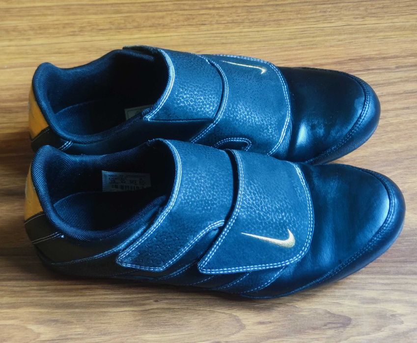 Ténis Nike Roubaix V - Preto / Ouro