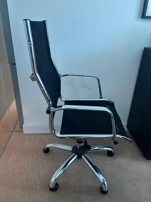 Cadeira de escritório giratória com rodas (2 disponíveis)