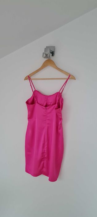 Satynowa sukienka różowa