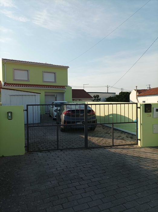 Vendo excelente moradia T4 a 5 minutos do centro da Lourinhã.