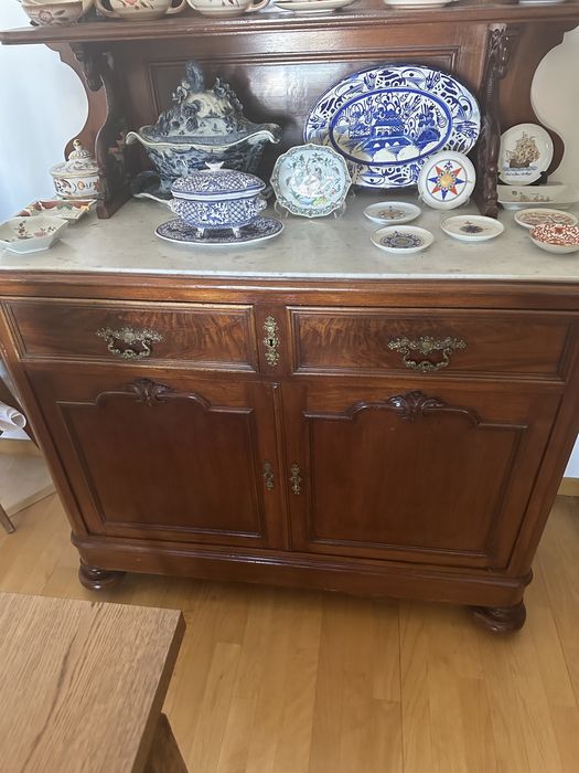 Móvel com alçado em madeira e mármore.