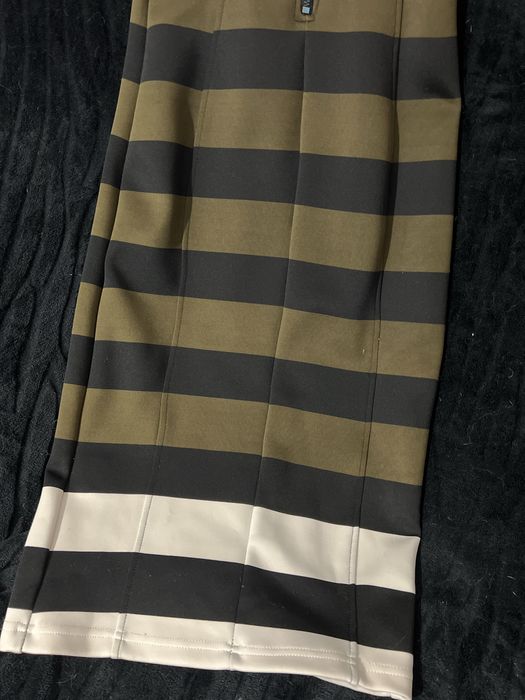 Vestido longo, elegante às riscas