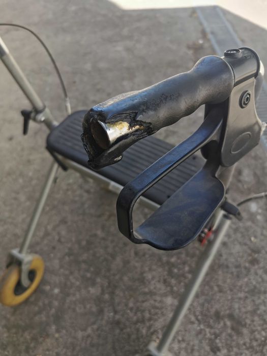 Andarilho para Idosos Dobrável com Quatro Rodas , Assento e Cesto